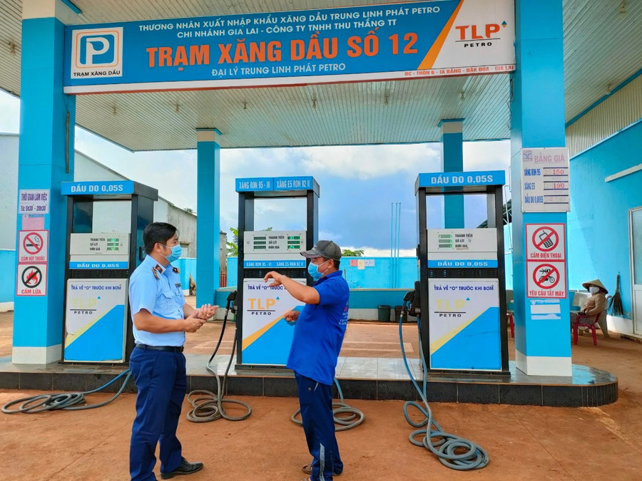 Cục Quản lý Thị trường tỉnh Gia Lai tăng cường kiểm tra, giám sát hoạt động kinh doanh xăng dầu trên địa bàn. Ảnh: Vũ Thảo Cục Quản lý Thị trường tỉnh Gia Lai tăng cường kiểm tra, giám sát hoạt động kinh doanh xăng dầu trên địa bàn. Ảnh: Vũ Thảo