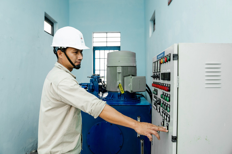 Để vận hành sản xuất điện hiệu quả, Công ty Thủy điện An Khê-Ka Nak sớm hoàn thành việc kiểm tra, xử lý các bất thường máy móc, thiết bị kỹ thuật. Ảnh: Thu Hoài