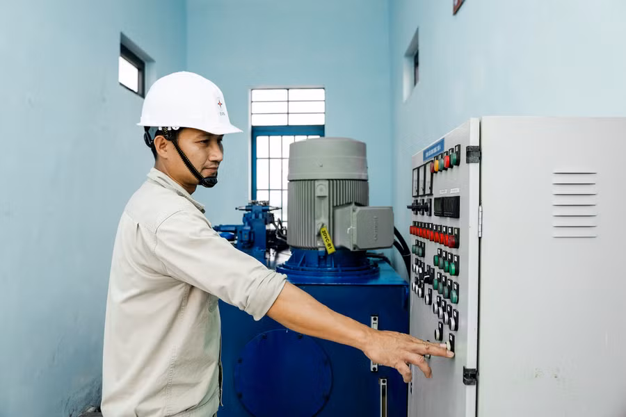 Để vận hành sản xuất điện hiệu quả, Công ty Thủy điện An Khê-Ka Nak sớm hoàn thành việc kiểm tra, xử lý các bất thường máy móc, thiết bị kỹ thuật. Ảnh: Thu Hoài