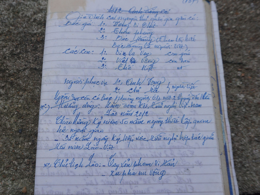 Cuốn vở ông Chức ghi lại sự kiện gia đình ông che chở cho người thân Hoàng thân Souphanouvong. Ảnh: Minh Hải