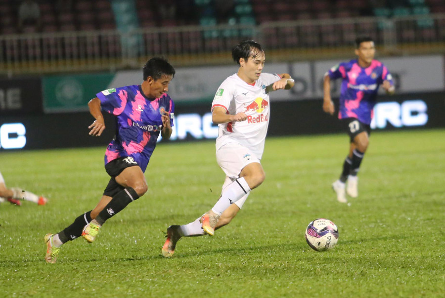 Hoàng Anh Gia Lai (áo trắng) đã nhọc nhằn vượt qua Sài Gòn FC ở tứ kết Cúp Quốc gia. Ảnh: Văn Ngọc