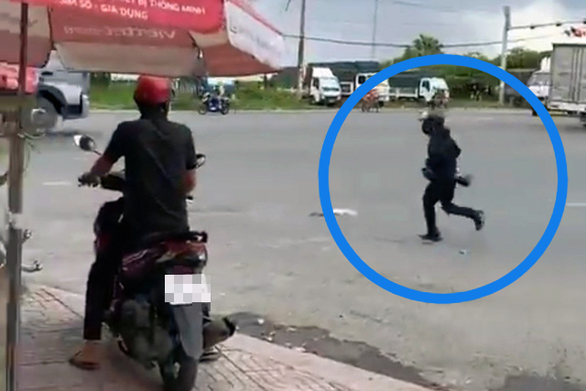 Hình ảnh tên cướp bỏ chạy sau khi cướp ngân hàng. Ảnh nguồn tuoitre.vn