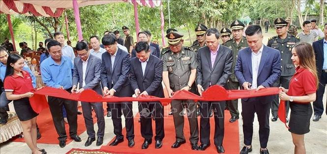 Đại sứ Việt Nam tại Campuchia Nguyễn Huy Tăng (thứ 5 từ trái sang) đứng cạnh Đại tướng EK Som Oun-Phó Tư lệnh Lục quân Hoàng gia Campuchia, Tư lệnh Quân khu 5 và các đại biểu cắt băng khánh thành. Ảnh nguồn TTXVN