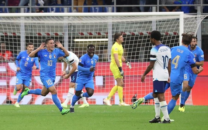 Giacomo Raspadori (10) ghi bàn duy nhất của trận đấu