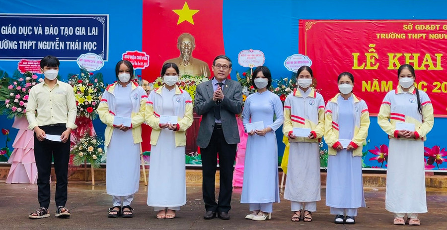 Ông Lê Duy Định-Tỉnh ủy viên, Giám đốc Sở GD-ĐT trao học bổng Nay Der cho học sinh Trường THPT Nguyễn Thái Học (huyện Chư Pưh). Ảnh Trần Dung