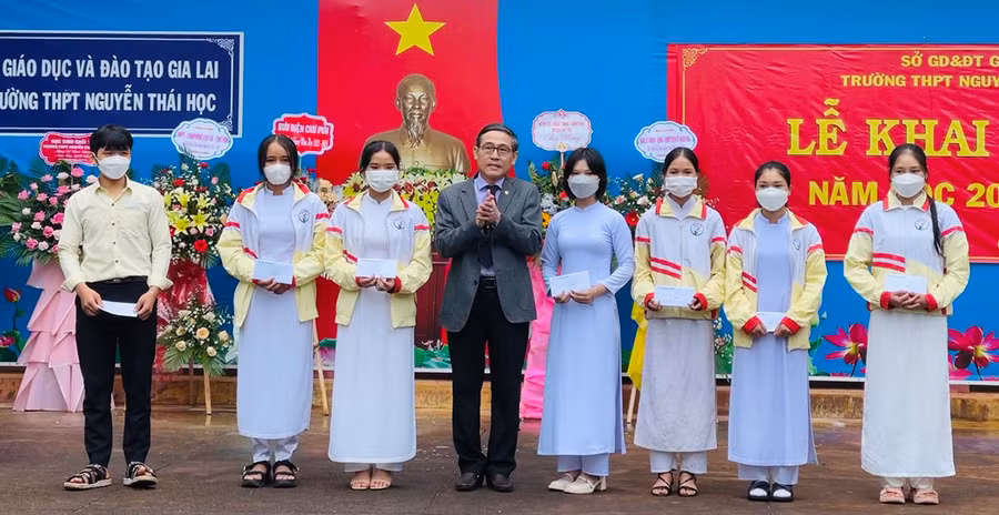 Ông Lê Duy Định-Tỉnh ủy viên, Giám đốc Sở GD-ĐT trao học bổng Nay Der cho học sinh Trường THPT Nguyễn Thái Học (huyện Chư Pưh). Ảnh Trần Dung