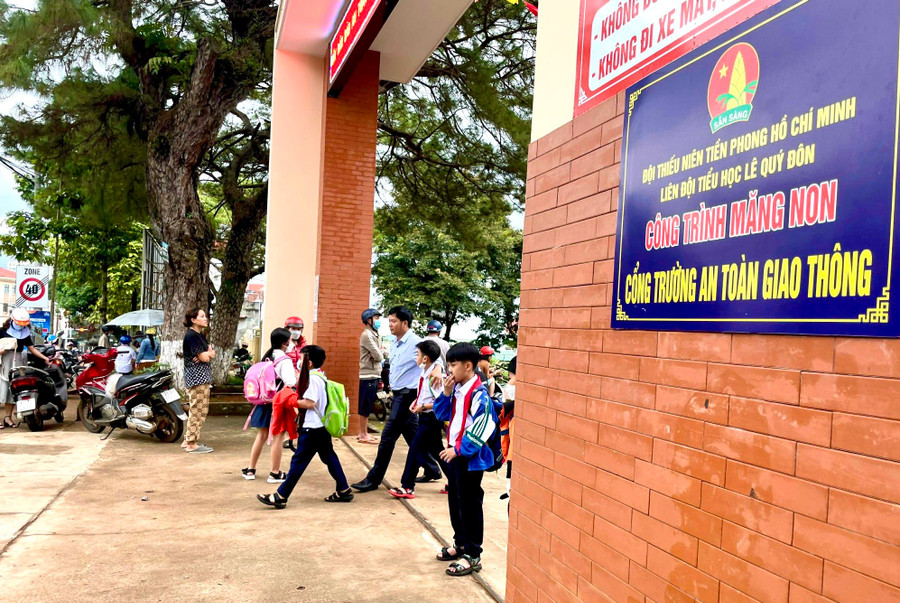 Thông qua việc triển khai mô hình “Giảm tốc độ- trường học an toàn”, ý thức của người tham gia giao thông cũng như phụ huynh và học sinh đã thay đổi rõ rệt, tạo ra một khu vực an toàn về giao thông trước trường học. Ảnh: Minh Phương
