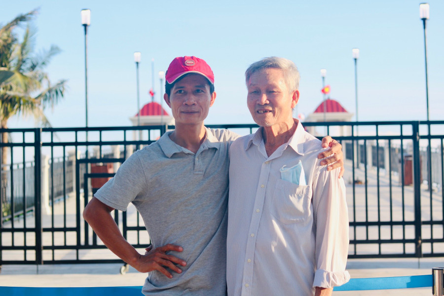  Ông Tuệ (bên phải) hào hứng chụp ảnh trước giờ chính thức khánh thành cầu. 