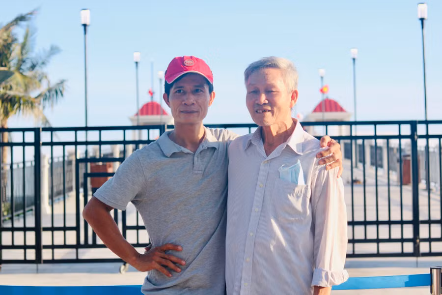  Ông Tuệ (bên phải) hào hứng chụp ảnh trước giờ chính thức khánh thành cầu. 