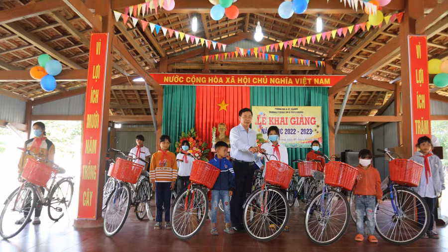 Công ty TNHH Xuất khẩu nông sản Tây Nguyên đã trao tặng 10 chiếc xe đạp cho các em học sinh nghèo vượt khó. Ảnh: Văn Ngọc