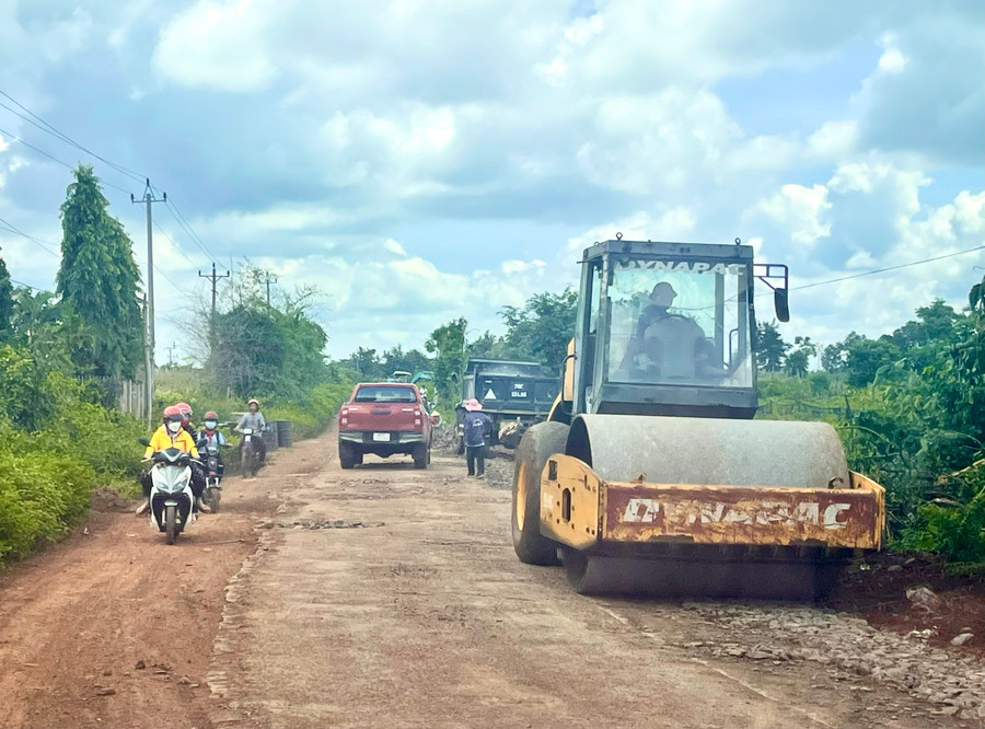 Dự án sửa chữa, nâng cấp tuyến đường giao thông từ xã Bờ Ngoong đi xã Dun (huyện Chư Sê) với chiều dài hơn 18 km, có tổng vốn đầu tư 30 tỷ đồng, dự kiến hoàn thành vào cuối năm 2020 nay được "gia hạn" đến cuối năm 2022. Ảnh: Nguyễn Sang Dự án sửa chữa, nâng cấp tuyến đường giao thông từ xã Bờ Ngoong đi xã Dun (huyện Chư Sê) với chiều dài hơn 18 km, có tổng vốn đầu tư 30 tỷ đồng, dự kiến hoàn thành vào cuối năm 2020 nay được