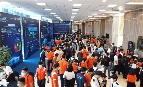 Nhiều người yêu thích công nghệ tham dự ngày hội công nghệ ô tô do FPT Software tổ chức mới đây. Ảnh: Trần Lưu  Nhiều người yêu thích công nghệ tham dự ngày hội công nghệ ô tô do FPT Software tổ chức mới đây. Ảnh: Trần Lưu