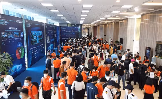  Nhiều người yêu thích công nghệ tham dự ngày hội công nghệ ô tô do FPT Software tổ chức mới đây. Ảnh: Trần Lưu