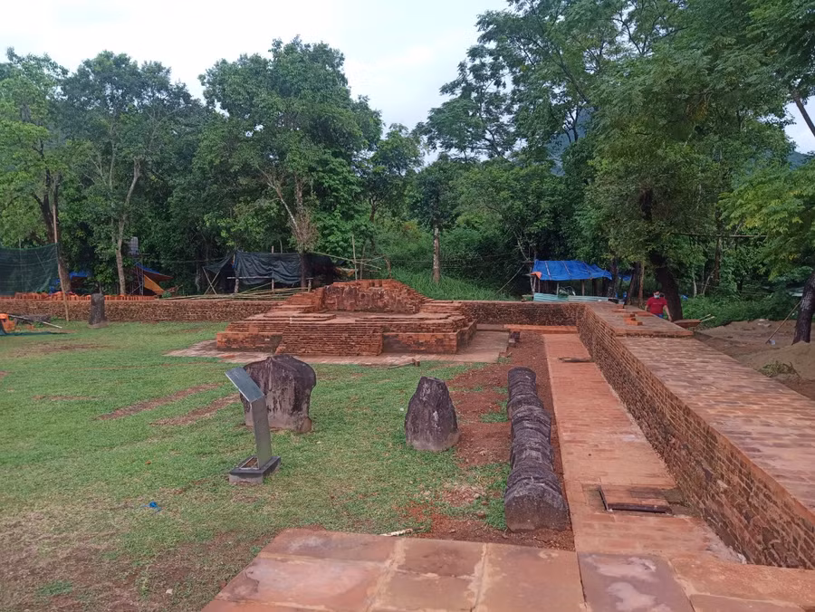 Hệ thống tường bao ở di tích Mỹ Sơn-Quảng Nam. Ảnh: Xuân Toản