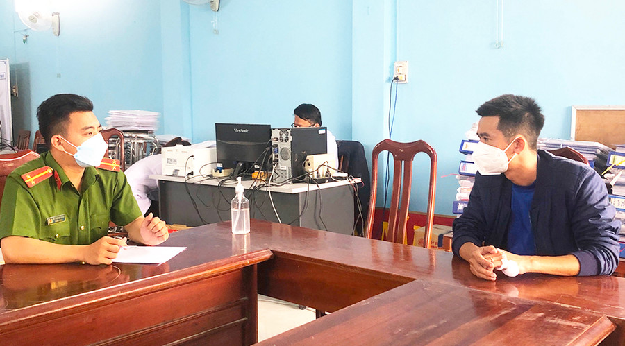 Cán bộ Công an thị xã An Khê trao đổi với nhân viên y tế về sự việc xảy ra tối 15-3-2022. Ảnh: An Phát  Cán bộ Công an thị xã An Khê trao đổi với nhân viên y tế về sự việc xảy ra tối 15-3-2022. Ảnh: An Phát