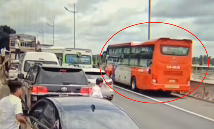 Xe khách lưu thông vào làn dừng khẩn cấp của cao tốc khiến xe cứu hỏa không thể tiếp cận được hiện trường vụ cháy xe trên cao tốc TP Hồ Chí Minh - Trung Lương ngày 55 vừa qua. Ảnh GT