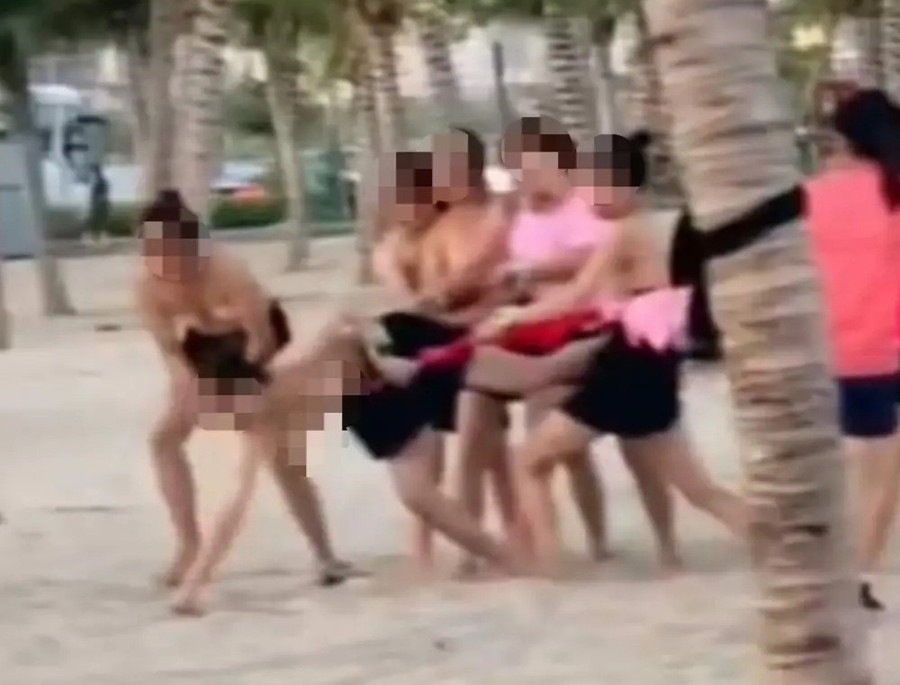 Một số phụ nữ cởi áo tham gia trò chơi team building. Ảnh cắt từ clip Một số phụ nữ cởi áo tham gia trò chơi team building Ảnh cắt từ clip