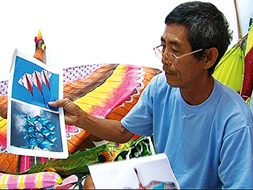 Nghệ nhân Ưu tú Nguyễn Thanh Vân (TP HCM) với tài nghệ chế tác diều nghệ thuật có tên trong danh sách được trao tặng danh hiệu Nghệ nhân Nhân dân đợt này. (Ảnh do nghệ nhân cung cấp) Nghệ nhân Ưu tú Nguyễn Thanh Vân (TP HCM) với tài nghệ chế tác diều nghệ thuật có tên trong danh sách được trao tặng danh hiệu Nghệ nhân Nhân dân đợt này. (Ảnh do nghệ nhân cung cấp)