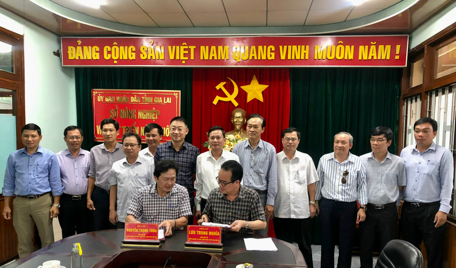 Lãnh đạo Sở Nông nghiệp và PTNT 2 tỉnh ký kết quy chế phối hợp trong vận hành điều tiết nước các hồ chứa trên lưu vực sông Ba. Ảnh Lê Nam