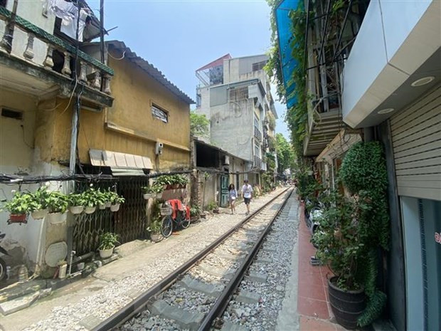 100% hộ dân đang kinh doanh càphê khu vực đường tàu vi phạm hành lang an toàn đường sắt. (Ảnh: Văn Cảnh/TTXVN)