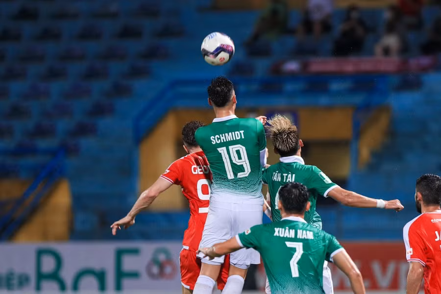 Viettel và Bình Định lần lượt chơi ăn miếng trả miếng nhau trong hiệp 1. Ảnh: Minh Dân