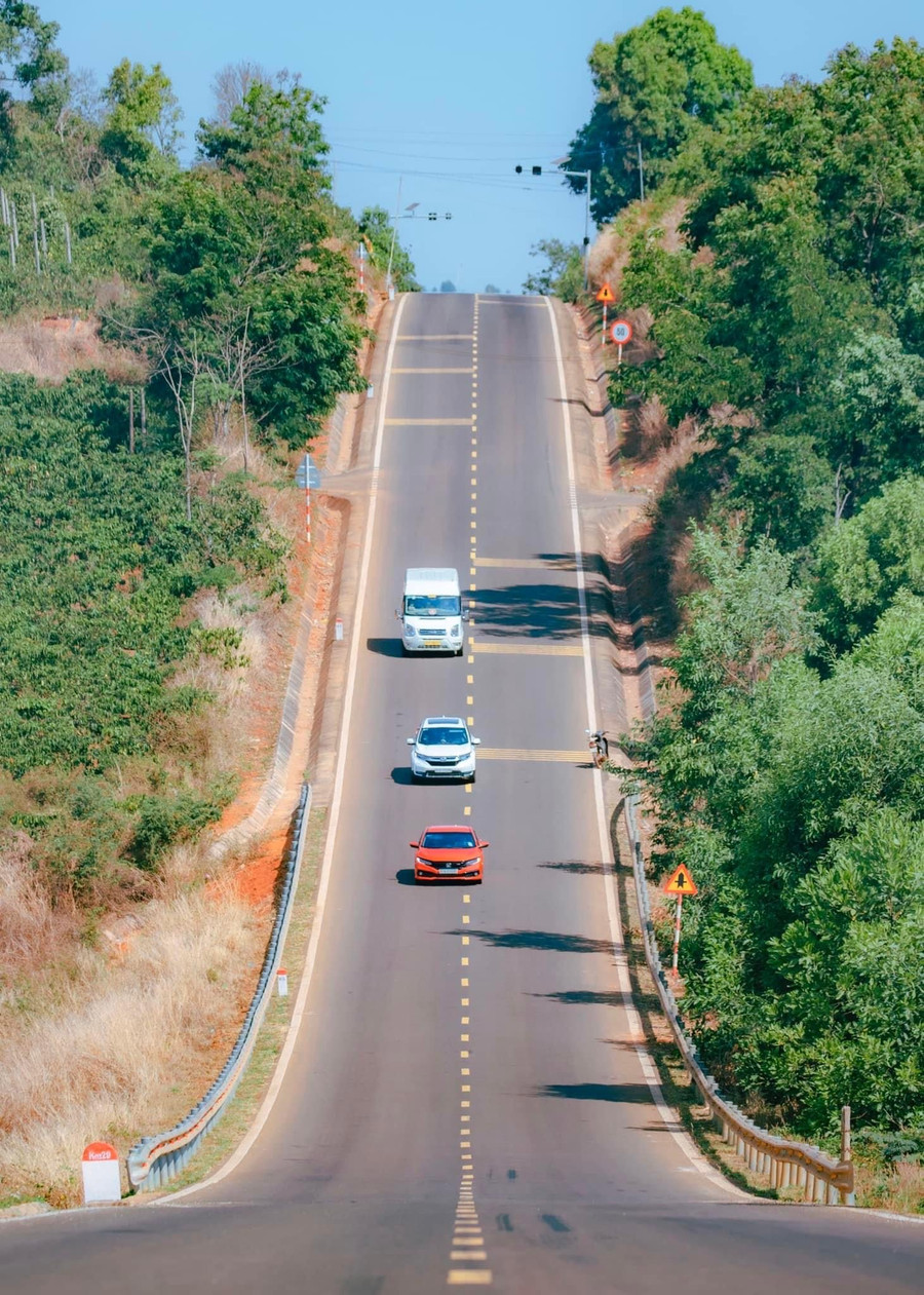 Thời điểm lý tưởng để ngắm trọn vẻ đẹp của cung đường này là vào buổi sáng sớm hoặc lúc chiều tà. Ảnh nguồn Fanpage Blog của Rọt
