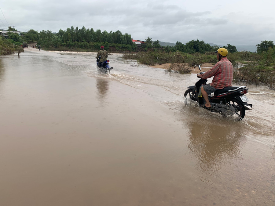 Mưa bão khiến ngầm tràn thôn Plei Du (xã Chư Răng, huyện Ia Pa) bị ngập, nguy cơ chia cắt dân cư. Ảnh: Vũ Chi