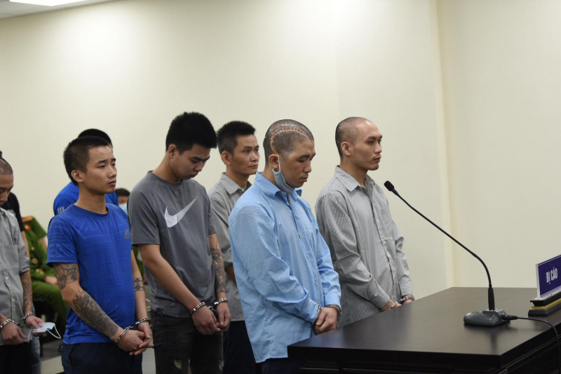 Bị cáo Phương (đầu sẹo) và đồng phạm tại phiên toà. Bị cáo Phương (đầu sẹo) và đồng phạm tại phiên toà.