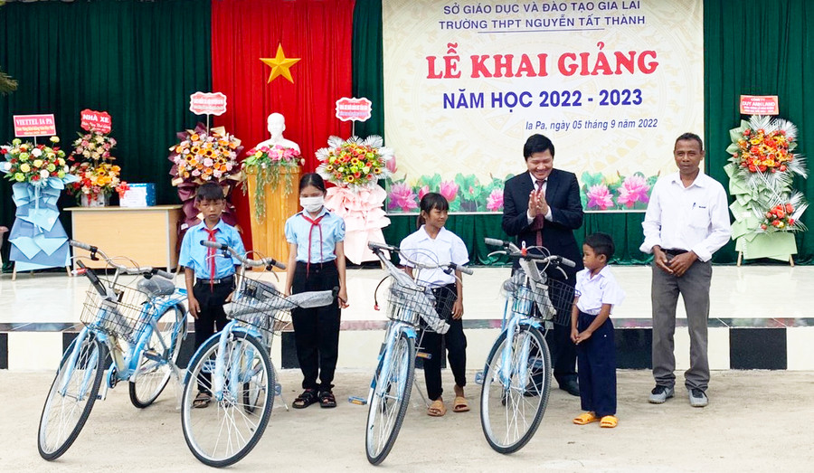 Đồng chí Trương Văn Đạt-Phó Chủ tịch Thường trực HĐND tỉnh tặng chiếc xe đạp tặng cho các em học sinh tiểu học và THCS trên địa bàn huyện Ia Pa. Ảnh: R'Ô HOK