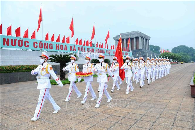 Đội tiêu binh diễu hành qua cửa Lăng Bác. Đội tiêu binh diễu hành qua cửa Lăng Bác.