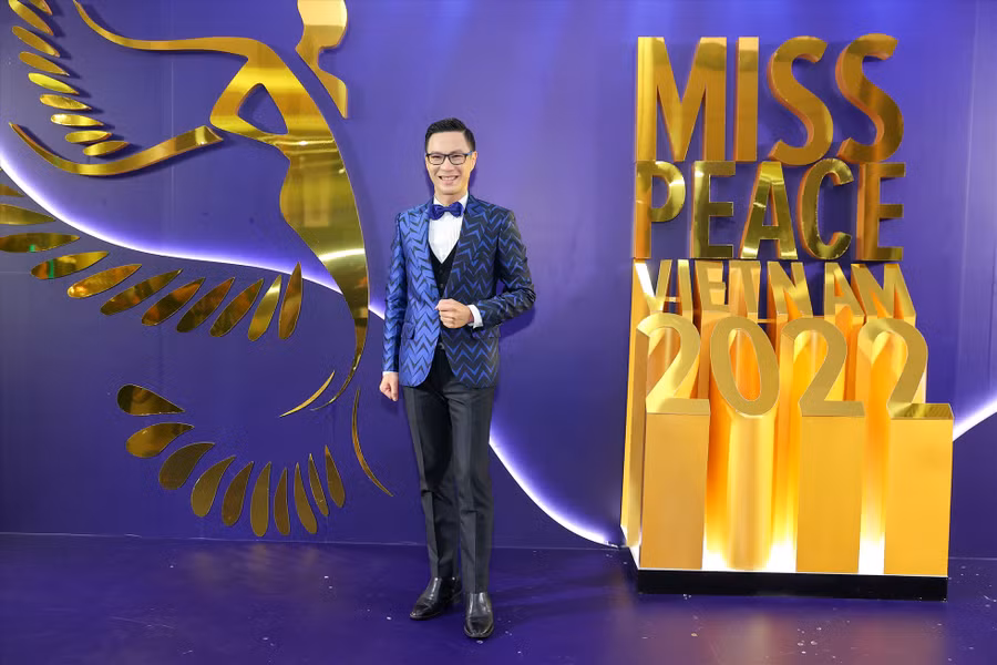 MC Anh Quân diện vest bảnh bao tại chung kết. Theo Ban tổ chức, cuộc thi đặc biệt hướng tới vẻ đẹp xuất phát từ trái tim, lòng nhân hậu, biết cảm thông, sẻ chia của người phụ nữ hiện đại. Ảnh: BTC