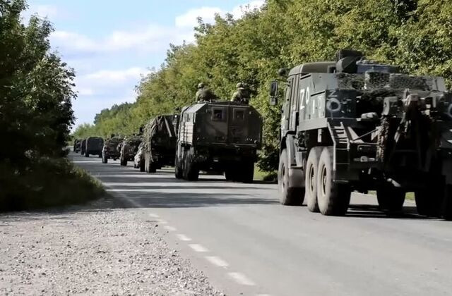 Đoàn xe quân sự của Nga tiến về chiến tuyến ở khu vực Kharkiv của Ukraine. Ảnh: Reuters Đoàn xe quân sự của Nga tiến về chiến tuyến ở khu vực Kharkiv của Ukraine. Ảnh: Reuters