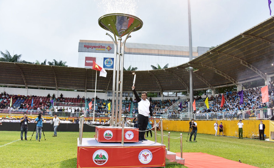 Bí thư Tỉnh uỷ Hồ Văn Niên thực hiện nghi thức thắp đuốc tại lễ khai mạc Đại hội Thể dục thể thao tỉnh Gia Lai lần thứ IX-2022. Ảnh: Đức Thụy