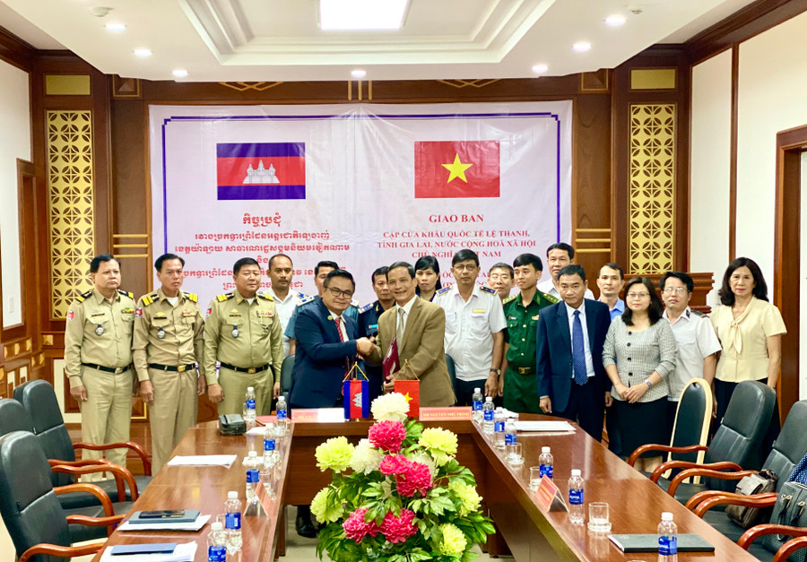 Ban Quản lý Khu Kinh tế tỉnh Gia Lai và Ban Quản lý Cửa khẩu Quốc tế Oyadav đã ký biên bản ghi nhớ tăng cường mối quan hệ hữu nghị, hợp tác. Ảnh: Hà Duy Ban quản lý Khu Kinh tế tỉnh Gia Lai và Ban Quản lý Cửa khẩu Quốc tế Oyadav đã ký biên bản ghi nhớ tăng cường mối quan hệ hữu nghị, hợp tác-ảnh Hà Duy