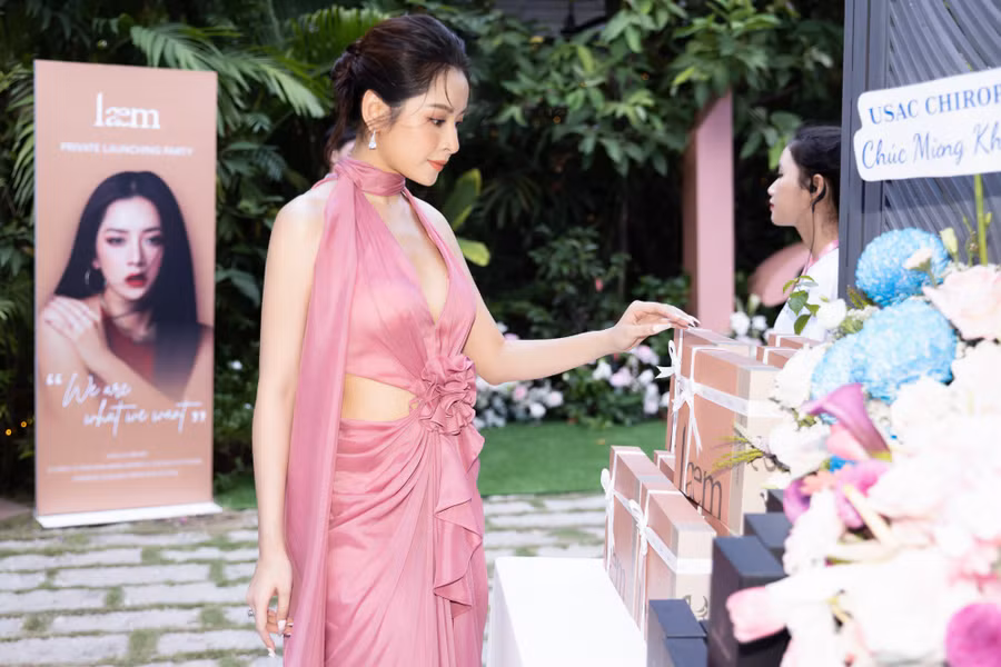 Người đẹp cũng chia sẻ về vai trò mới - CEO của một thương hiệu mỹ phẩm. Chi Pu bày tỏ khi tham dự nhiều sự kiện, cô ngưỡng mộ khi ngồi dưới nhìn những nữ doanh nhân đã làm được rất nhiều điều tốt đẹp cho cộng đồng. Cô nhận ra đây chính là con đường, hình ảnh mình muốn học tập và chinh phục trong tương lai