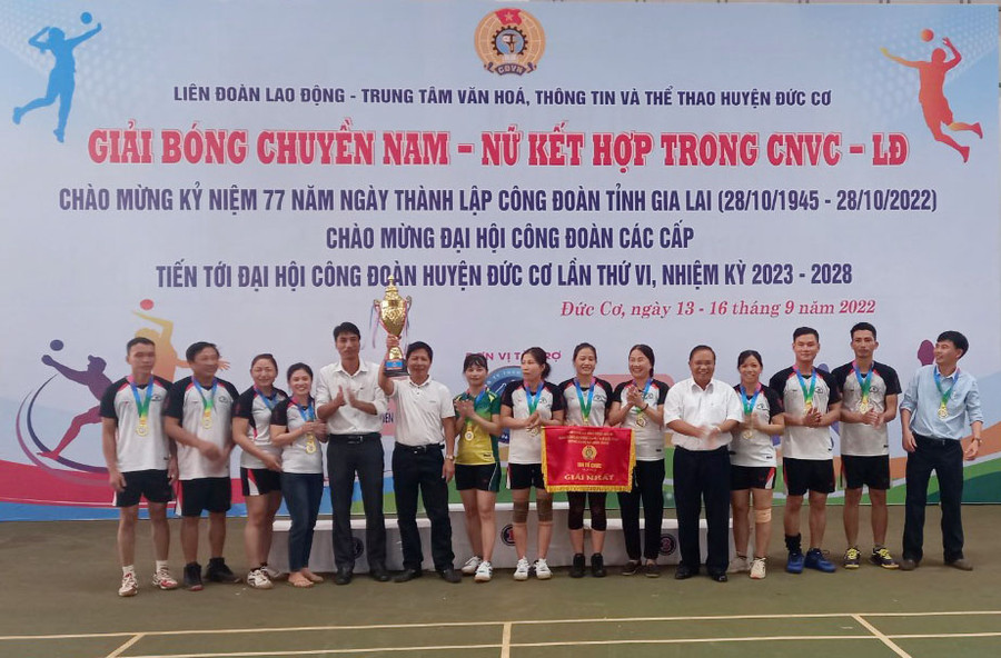 Ban tổ chức trao giải nhất cho Cụm Công đoàn Giáo dục xã Ia Din. Ảnh: Thanh Tịnh Ban tổ chức trao giải nhất cho Cụm Công đoàn Giáo dục xã Ia Din. Ảnh: Thanh Tịnh