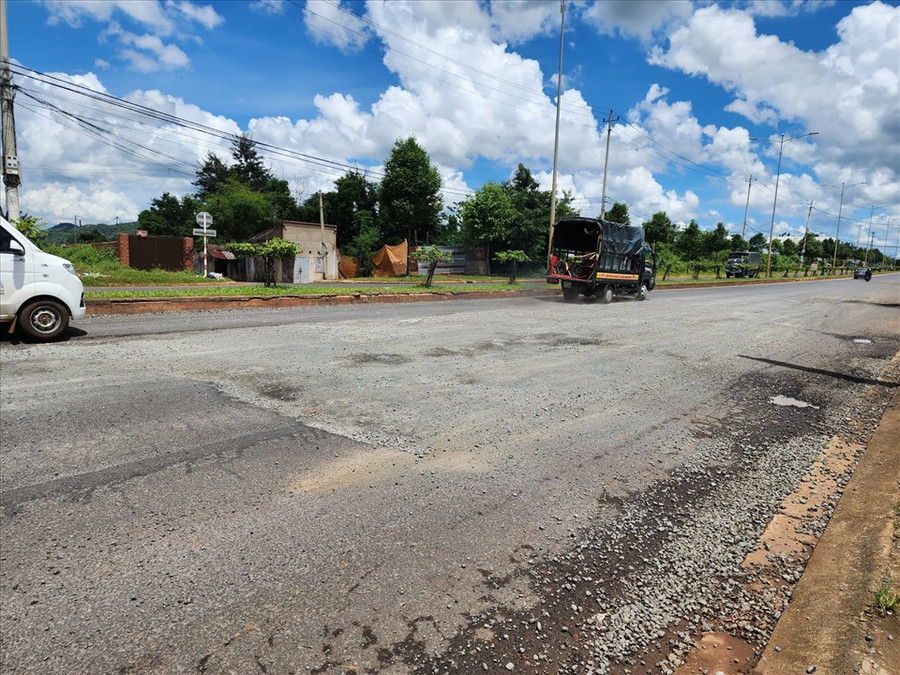 Tuyến đường gần 700 tỉ đồng này đang tiếp tục xuống cấp. Ảnh: B.T