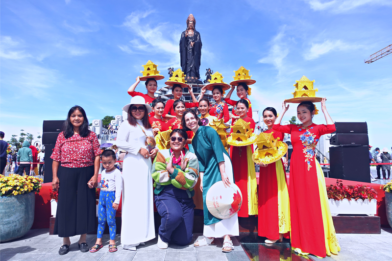 Múa mâm vàng trong Hội trăng rằm Vân Sơn.