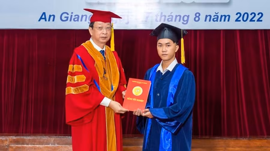 Vượt khó học giỏi, Dương Văn Quang trở thành thủ khoa tốt nghiệp toàn trường của Trường ĐH An Giang. Ảnh: Duy Tân