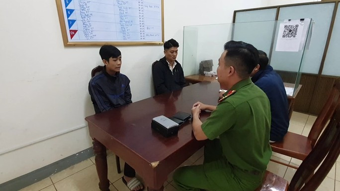 2 trong số 3 đối tượng tại cơ quan công an 2 trong số 3 đối tượng tại cơ quan công an