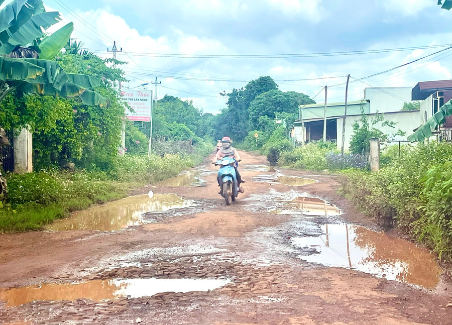 Thực tế, tuyến đường từ xã Bờ Ngoong đi xã Dun (huyện Chư Sê) lâu nay đã hư hỏng, cộng với mật độ phương tiện có tải trọng lớn qua lại thường xuyên nên càng xuống cấp trầm trọng hơn. Ảnh: Nguyễn Sang Thực tế, tuyến đường từ xã Bờ Ngoong đi xã Dun (huyện Chư Sê) lâu nay đã hư hỏng, cộng với mật độ phương tiện có tải trọng lớn qua lại thường xuyên nên càng xuống cấp trầm trọng hơn. Ảnh: Nguyễn Sang
