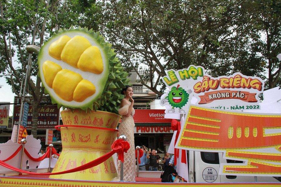 Hoạt động diễu hành, quảng bá sầu riêng trong lễ hội. Ảnh: Hoàng Bình