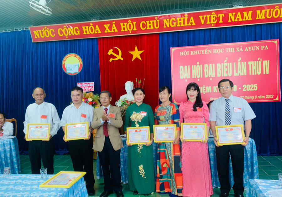 Hội Khuyến học thị xã khen thưởng các tập thể có thành tích trong công tác khuyến học, khuyến tài, xây dựng xã hội học tập trong nhiệm kỳ III tại thị xã. Ảnh: Nguyên Hương