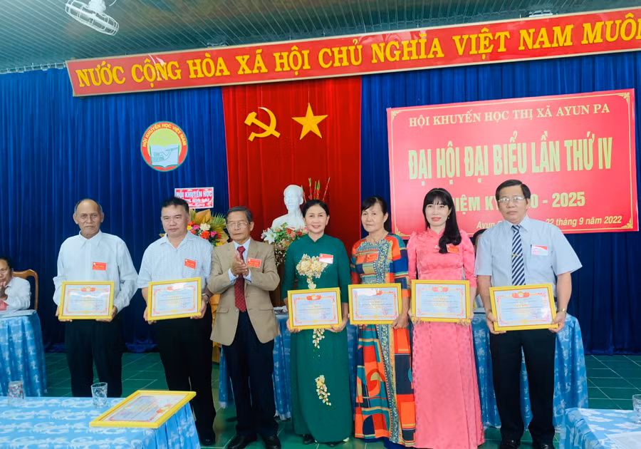 Hội Khuyến học thị xã khen thưởng các tập thể có thành tích trong công tác khuyến học, khuyến tài, xây dựng xã hội học tập trong nhiệm kỳ III tại thị xã. Ảnh: Nguyên Hương