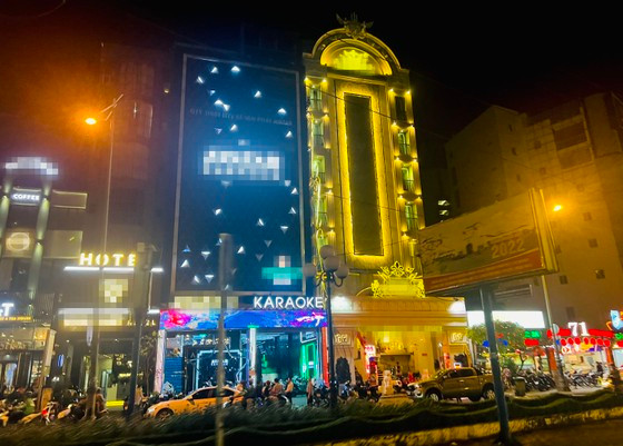 - Bảng hiệu lớn của các cơ sở karaoke trên đường Phạm Viết Chánh (quận 1, TPHCM)