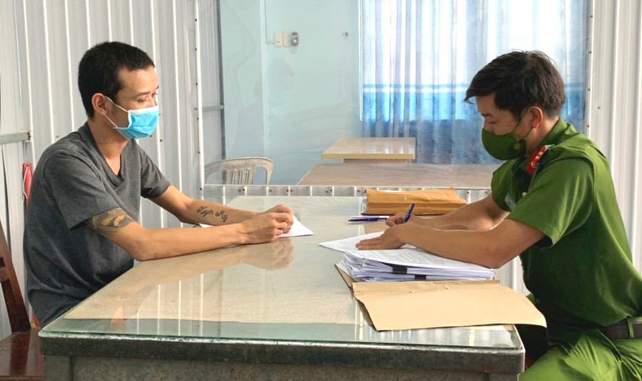  Công an thị xã An Khê bắt giữ đối tượng có hành vi tàng trữ trái phép chất ma túy. Ảnh: Hữu Trường