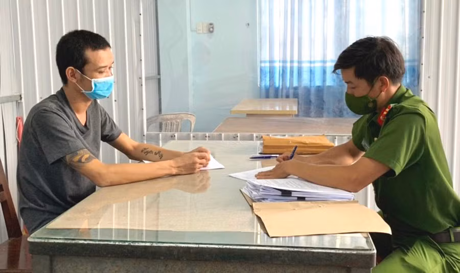  Công an thị xã An Khê bắt giữ đối tượng có hành vi tàng trữ trái phép chất ma túy. Ảnh: Hữu Trường