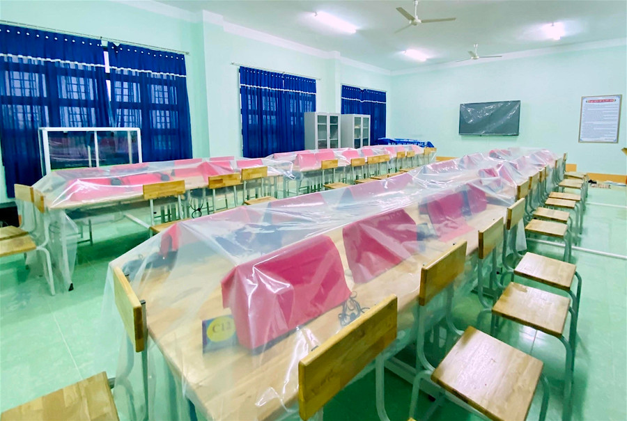 Các thiết bị, máy tính tại Trường THPT Dân tộc Nội trú Đông Gia Lai được che chắn kỹ càng để tránh hư hỏng do mưa bão. Ảnh: Mộc Trà