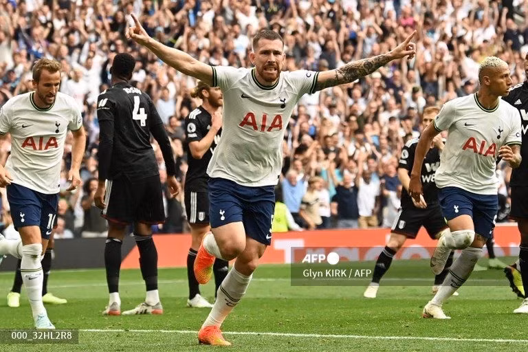 Pierre-Emile Hojbjerg đưa Tottenham vượt lên dẫn trước ở cuối hiệp 1. Ảnh: AFP