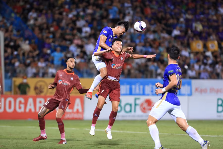 Một pha bật cao không chiến ấn tượng của Thành Chung. Ảnh: Minh Tú